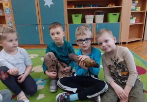 Przedszkolaki oglądają buraka