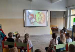 Przedszkolaki oglądają film edukacyjny