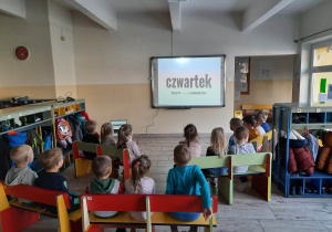 Przedszkolaki oglądają film edukacyjny