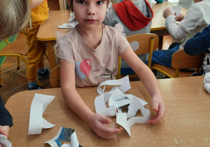 Dziewczynka wykonuje pracę plastyczną