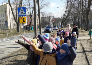 Przedszkolaki na spacerze