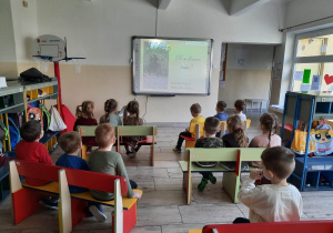 Myśliciele oglądają film edukacyjny