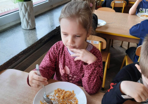 Dzieci jedzą płatki śniadaniowe
