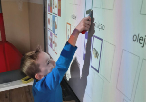 Chłopiec wskazuje zdrowe produkty