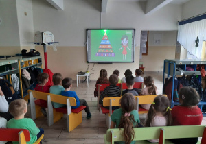 Myśliciele oglądają film edukacyjny