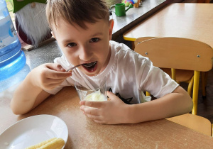 Chłopiec zjada budyń