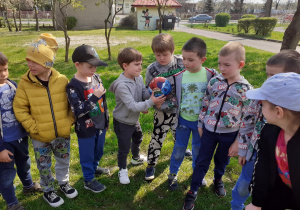 Chłopcy podczas zabawy z piłką