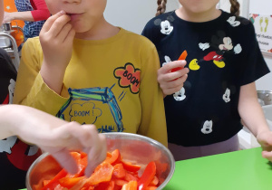 Przedszkolaki smakują paprykę