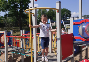 Dziewczynka podczas zabawy na placu zabaw