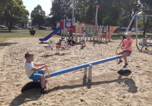 Dzieci na huśtawce