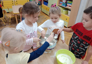 Dzieci mieszają składniki