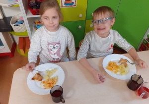 Dzieci jedzą surówkę z kiszonej kapusty