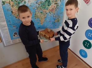 Chłopcy z upieczonym chlebkiem