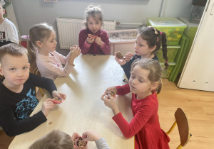Przedszkolaki jedzą babeczki