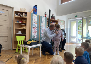 Dziewczynka wita się przez mikrofon