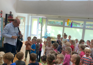 Przedszkolaki podczas wspólnej zabawy na koncercie