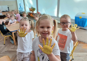 Dzieci w trakcie wykonywania pracy plastycznej