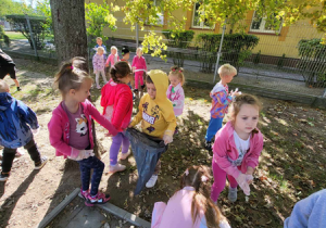 Myśliciele sprzątają teren przed przedszkolem