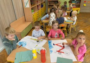 Dzieci wykonują prace plastyczną