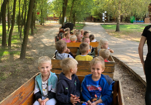 Przejażdżka traktorem w wagonikach
