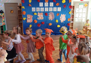 Dzieci tańczą w pociągu