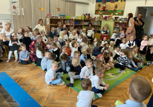 Dzieci z wszystkich grup uważnie oglądają przedstawienie