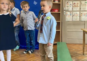 Chłopiec z grupy Wynalazców recytuje wiersz