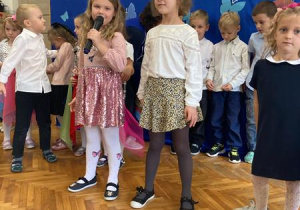 Dziewczynka z grupy Wynalazców recytuje wiersz