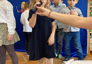 Dziewczynka z grupy Wynalazców recytuje wiersz
