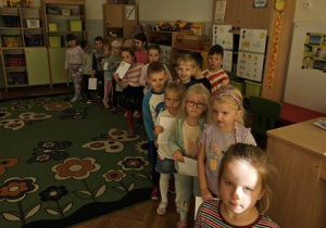 Kolejka na pocztę, w celu wysłania swoich listów do najbliższych