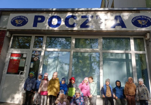 Wynalazcy przed Urzędem Pocztowym