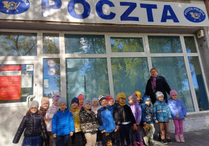 Dzieci z grupy Odkrywcy odwiedzają Pocztę