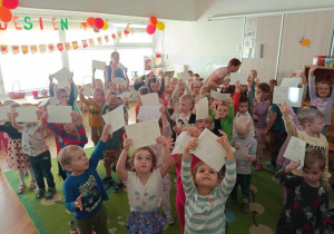 Dzieci pokazują rysunki
