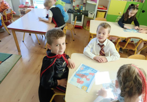 Układanie puzzli z postaciami z bajek
