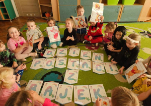 Grupa Tropicieli rozwiązuje quizy związane z bohaterami poszczególnych bajek