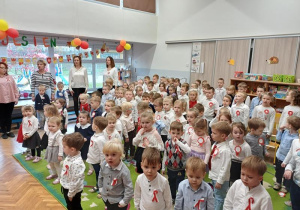 Przedszkolaki śpiewają hymn