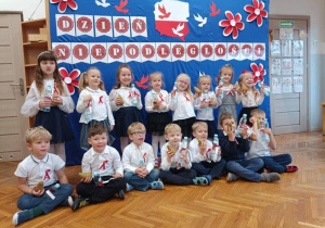Grupa Myślicieli ze zdrową przekąską