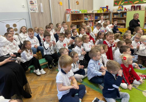 Dzieci oglądają występ