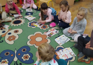 Dzieci bawiące się na dywanie