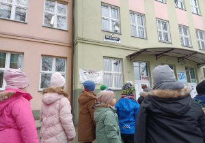 Dzieci sprawdzają jakość powietrza przy budynku SP12