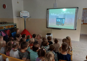 Dzieci oglądają film edukacyjny