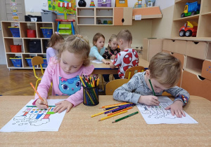 Dzieci kolorują obrazki fabryki