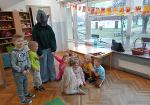 Dzieci wraz z aktorką