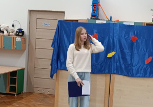 Aktorka opowiada dzieciom co się dzieje podczas sztuki