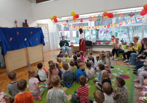 Dzieci oglądają przedstawienie