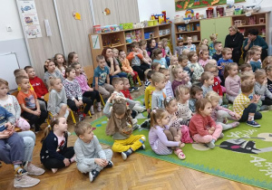Dzieci w trakcie pokazu