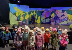 Grupa Odkrywców pozuje na tle scenografii