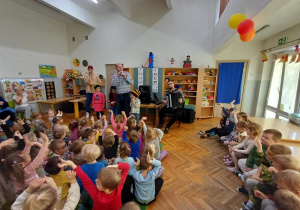 Dzieci występują przed kolegami i koleżankami