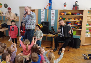 Dzieci występują na scenie