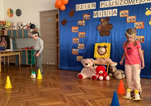 Dziewczynki biorą udział w konkursie